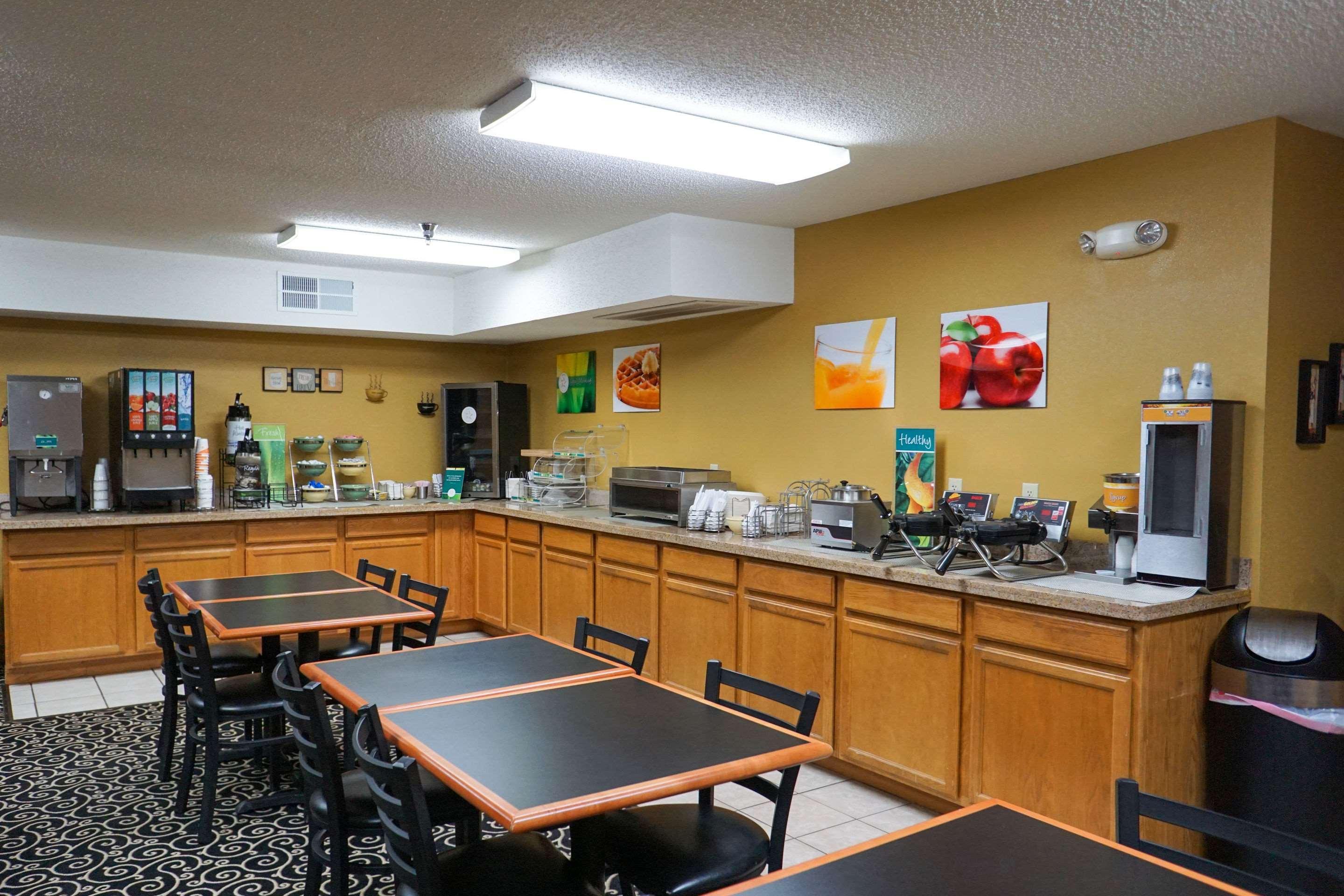 Quality Inn & Suites Watertown Near Prairie Lakes Ice Arena Esterno foto