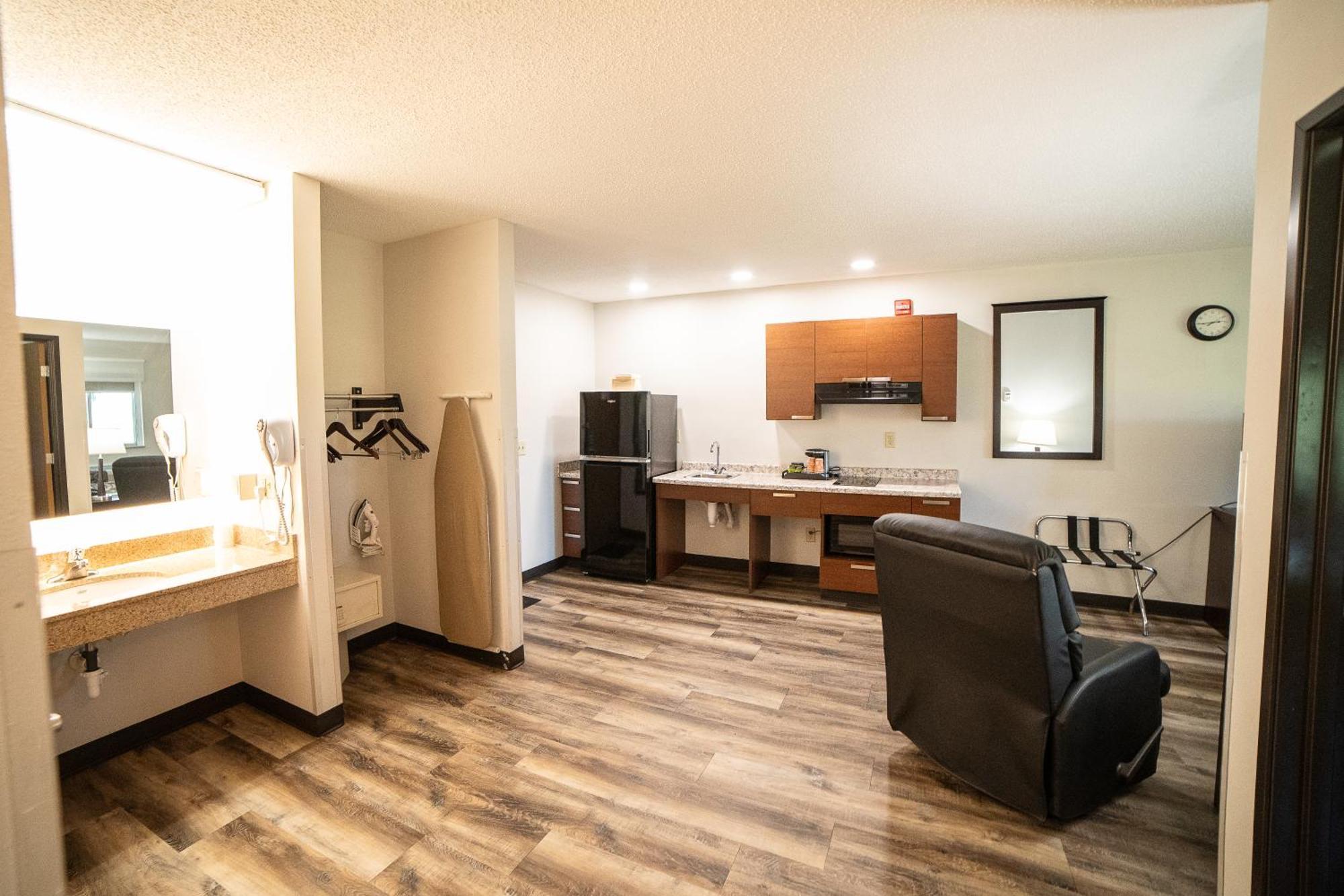 Quality Inn & Suites Watertown Near Prairie Lakes Ice Arena Esterno foto