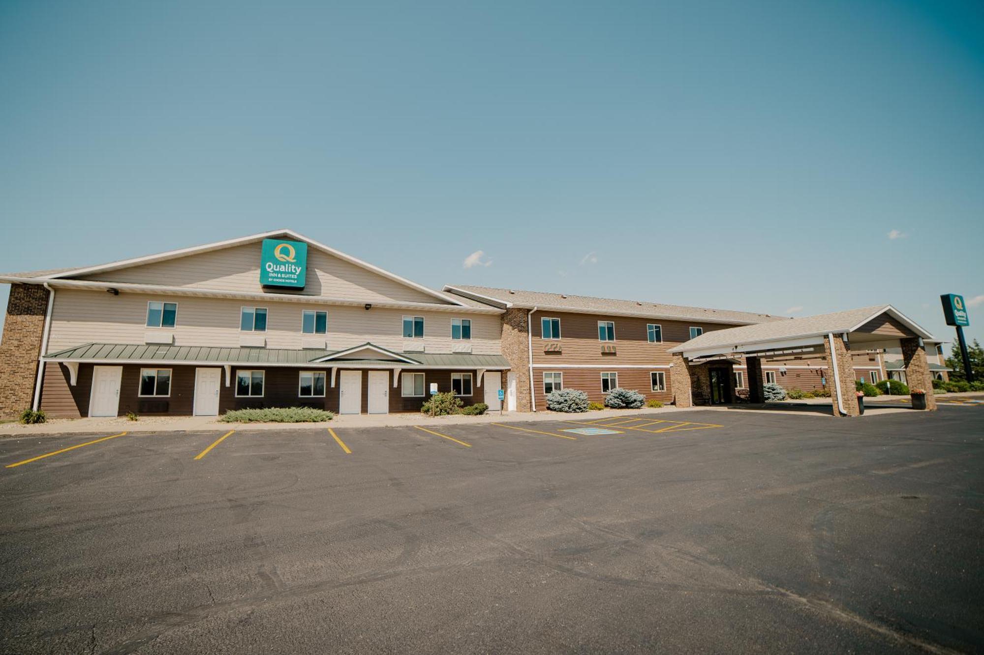Quality Inn & Suites Watertown Near Prairie Lakes Ice Arena Esterno foto