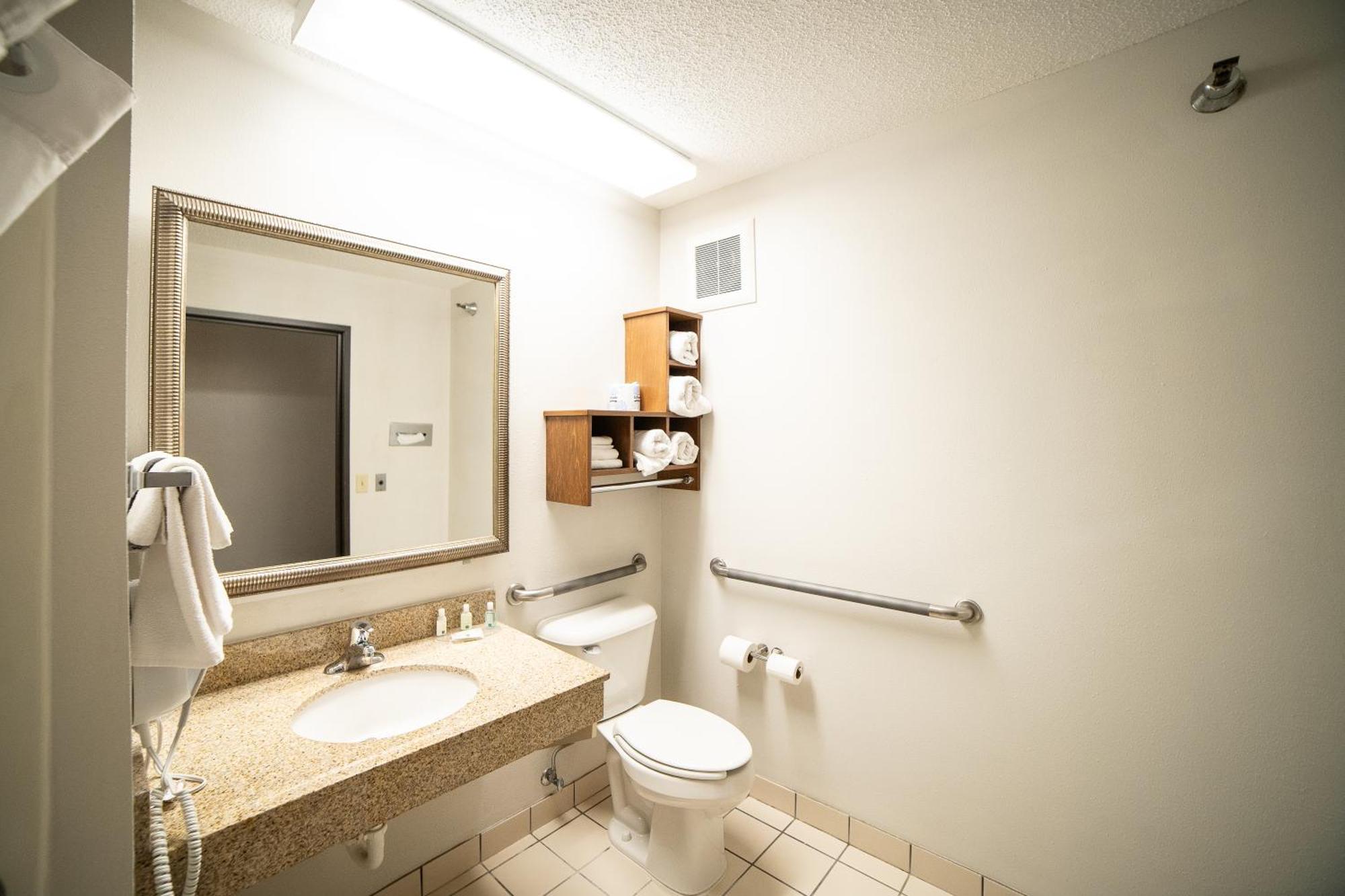 Quality Inn & Suites Watertown Near Prairie Lakes Ice Arena Esterno foto
