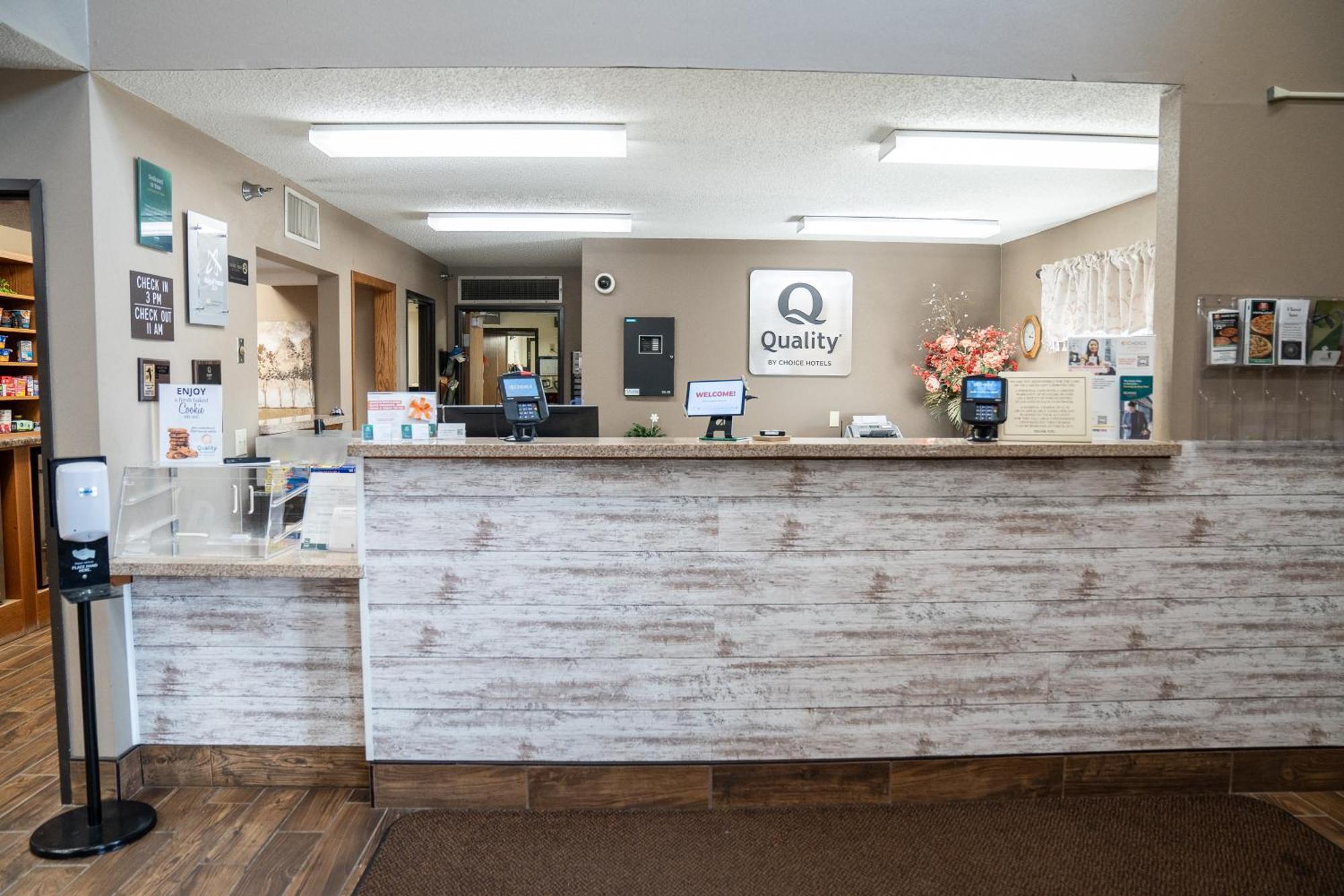 Quality Inn & Suites Watertown Near Prairie Lakes Ice Arena Esterno foto