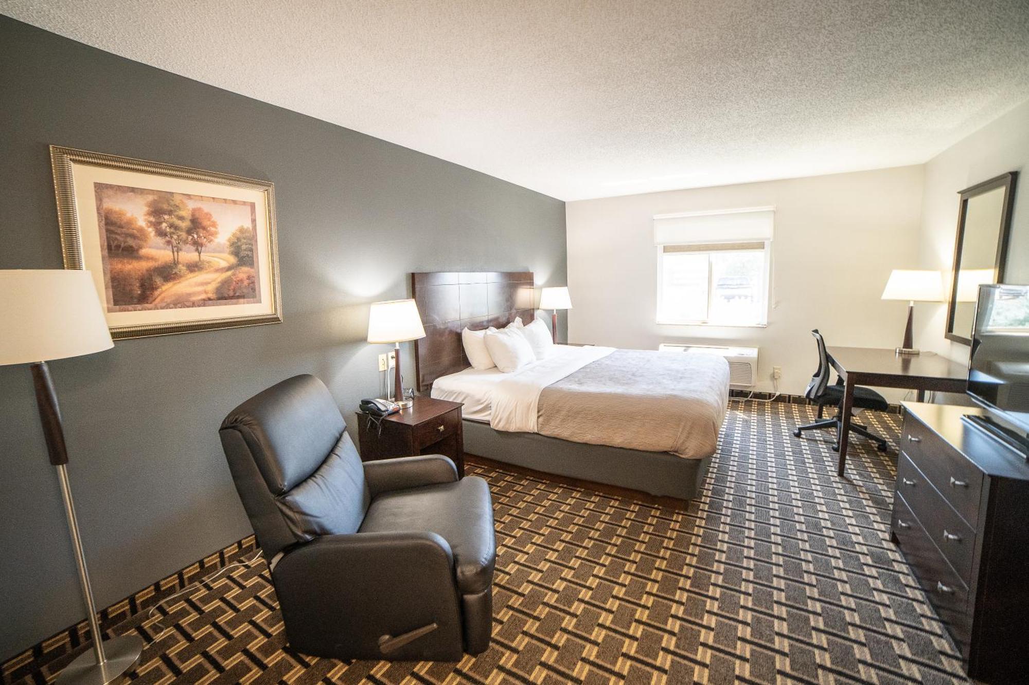 Quality Inn & Suites Watertown Near Prairie Lakes Ice Arena Esterno foto