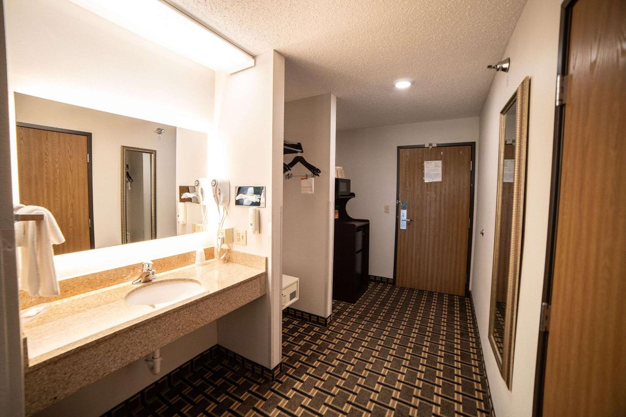 Quality Inn & Suites Watertown Near Prairie Lakes Ice Arena Esterno foto