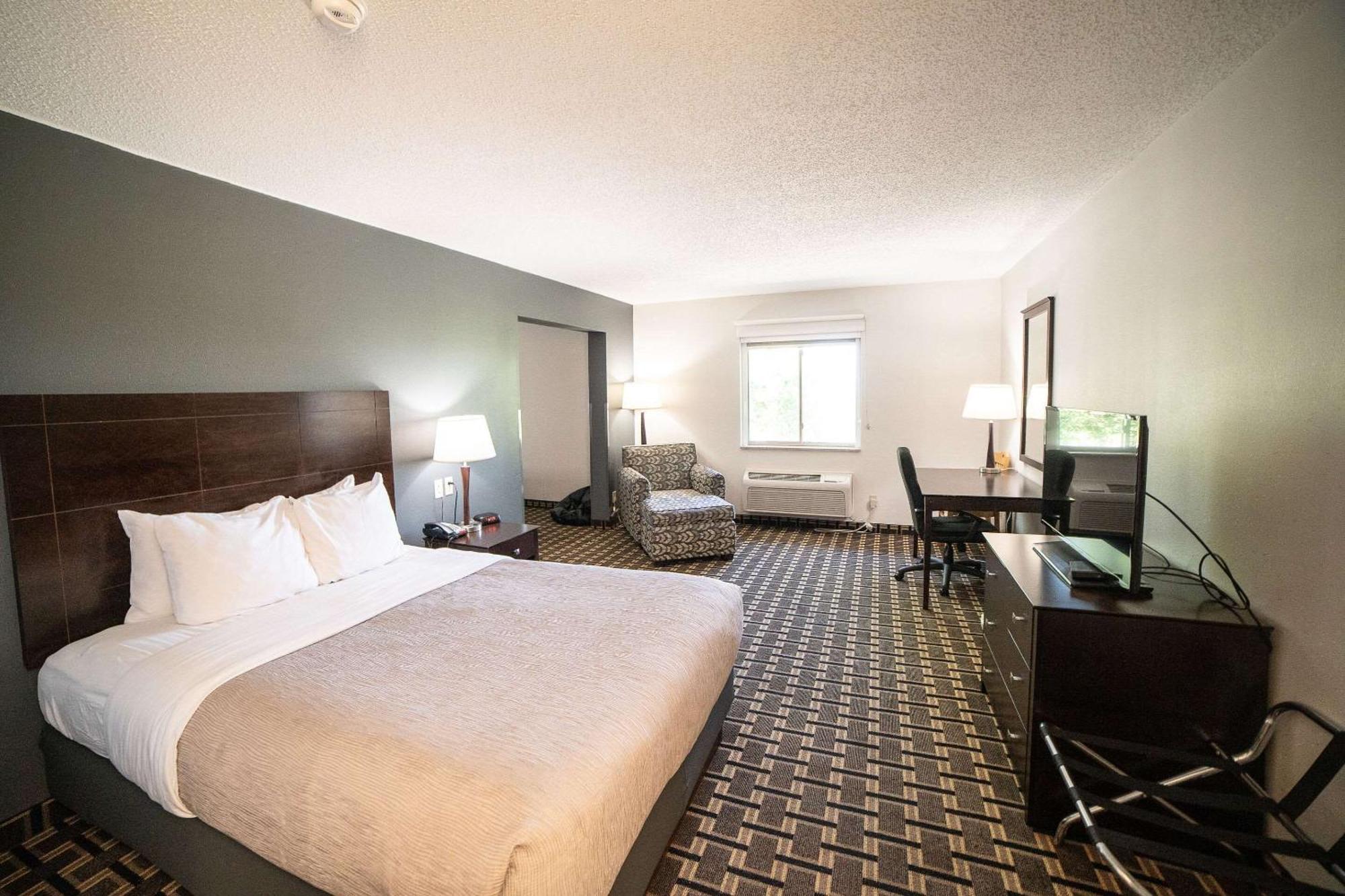 Quality Inn & Suites Watertown Near Prairie Lakes Ice Arena Esterno foto