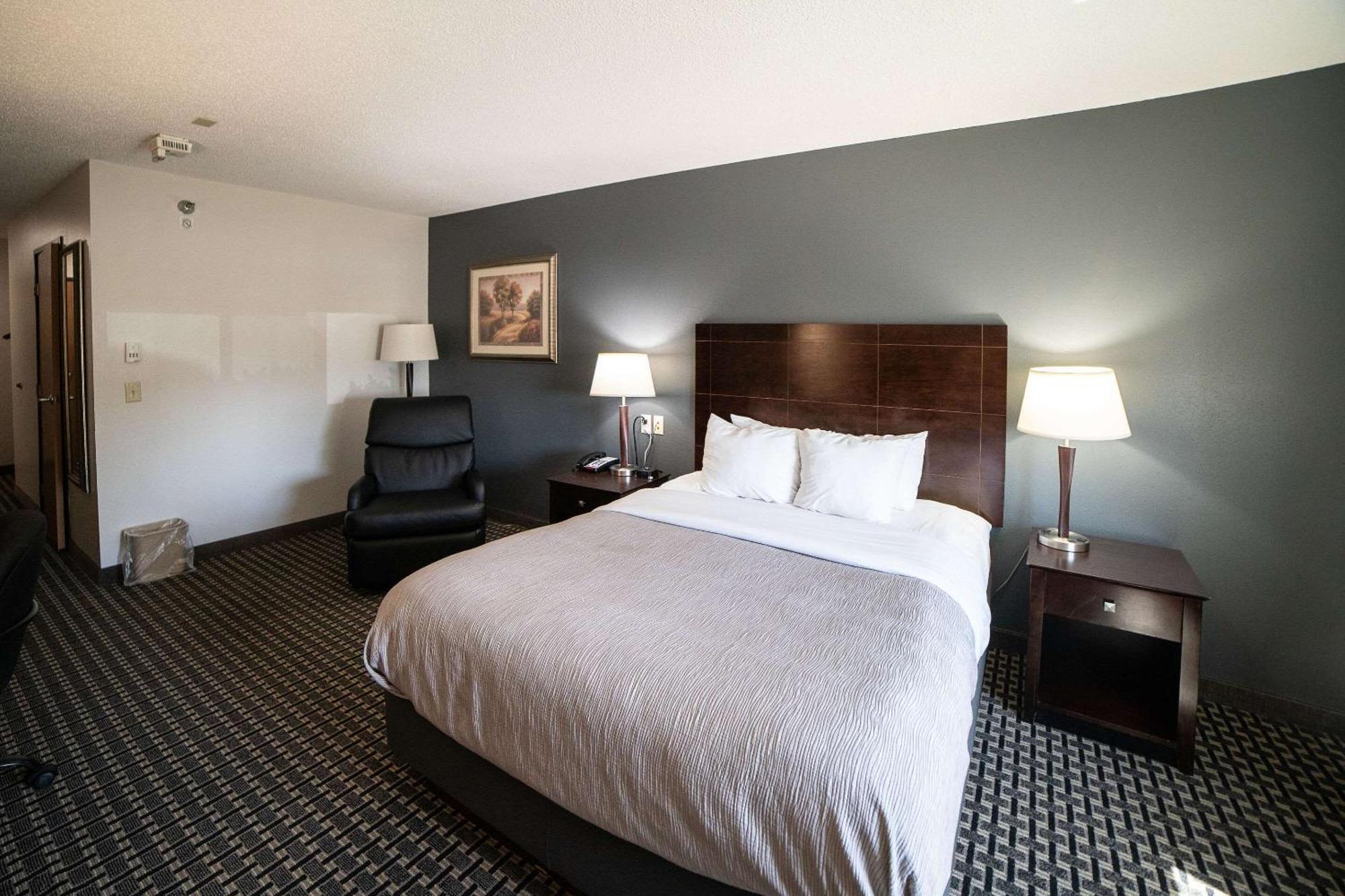 Quality Inn & Suites Watertown Near Prairie Lakes Ice Arena Esterno foto