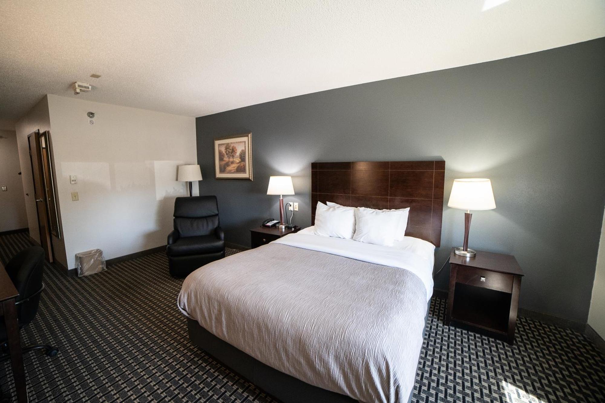 Quality Inn & Suites Watertown Near Prairie Lakes Ice Arena Esterno foto