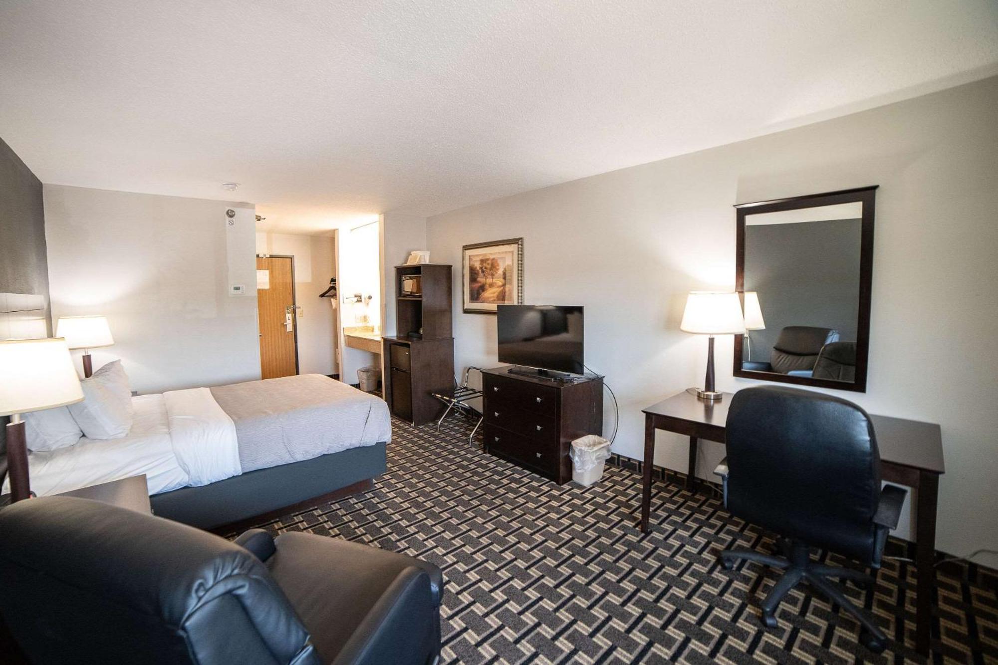 Quality Inn & Suites Watertown Near Prairie Lakes Ice Arena Esterno foto